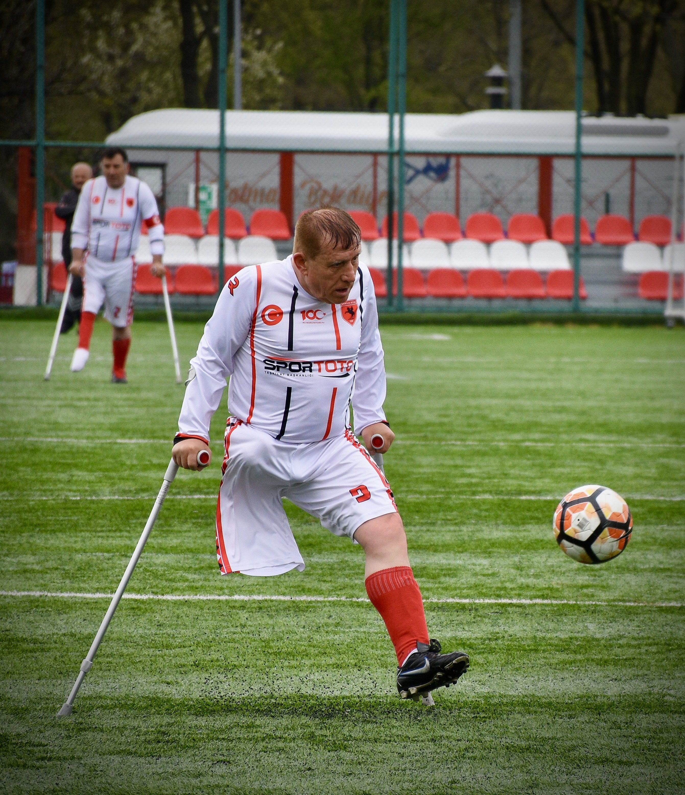 66 yaşındaki ampute futbolcu, 49 yıldır engelli bireylere örnek oluyor