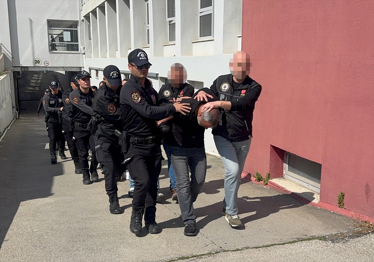 Adana'da 703 bin 43 sentetik ecza ele geçirilen operasyonda 7 zanlı tutuklandı