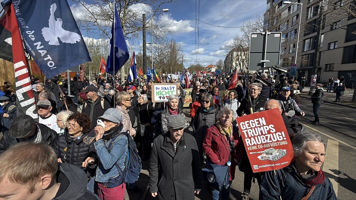 Almanya'da barış ve silahsızlanma için düzenlenen Paskalya Yürüyüşleri'ne binlerce kişi katıldı