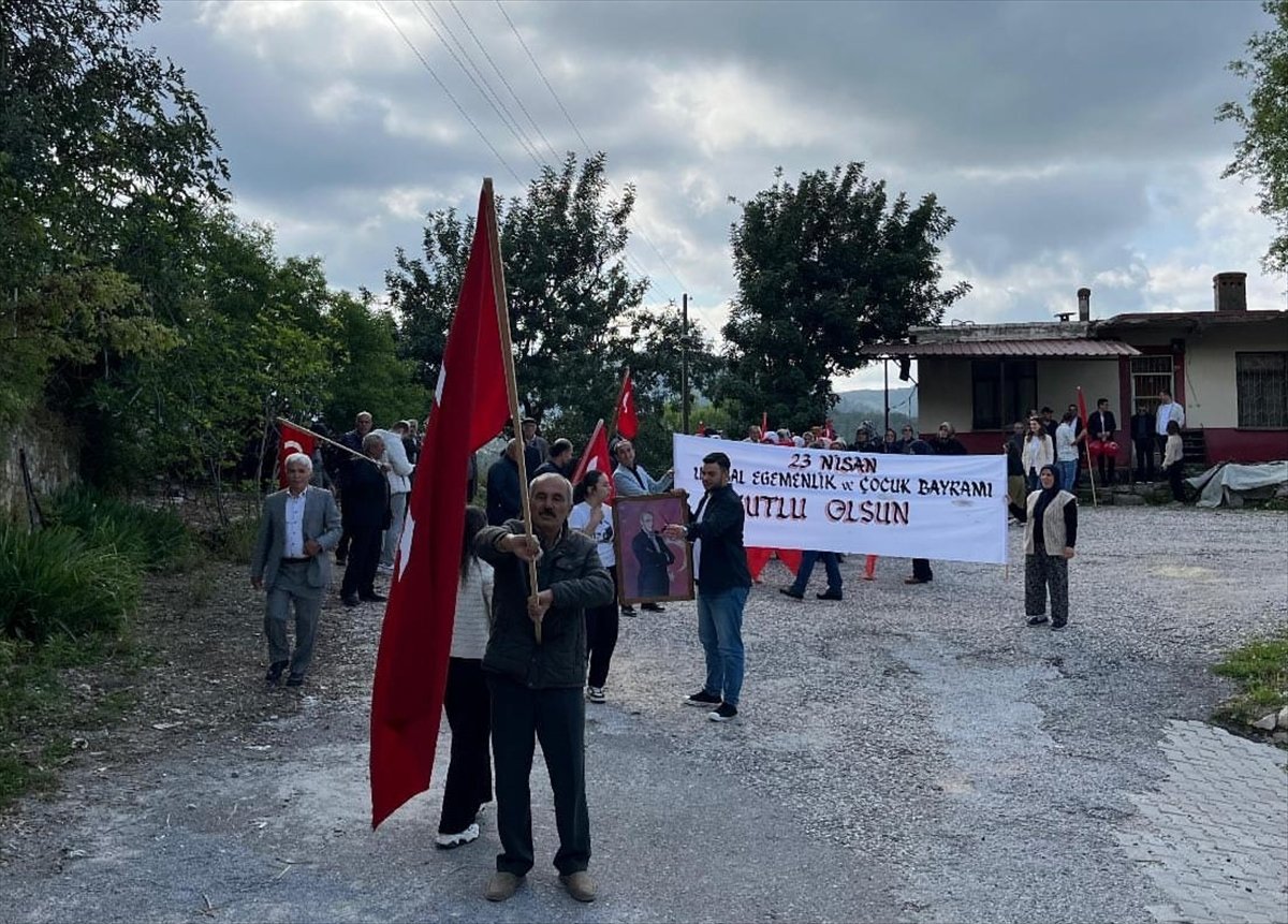 Antalya'da köy sakinleri 23 Nisan'ı kutladı