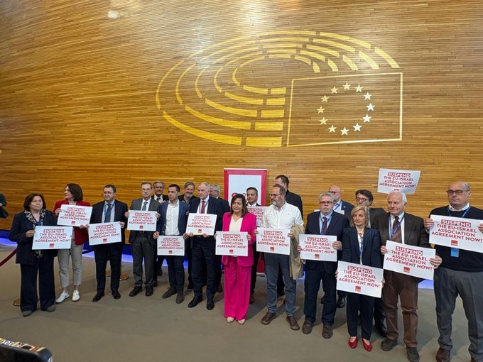 AP'deki en büyük ikinci siyasi grup, İsrail ile ortaklığın askıya alınması için protesto düzenledi