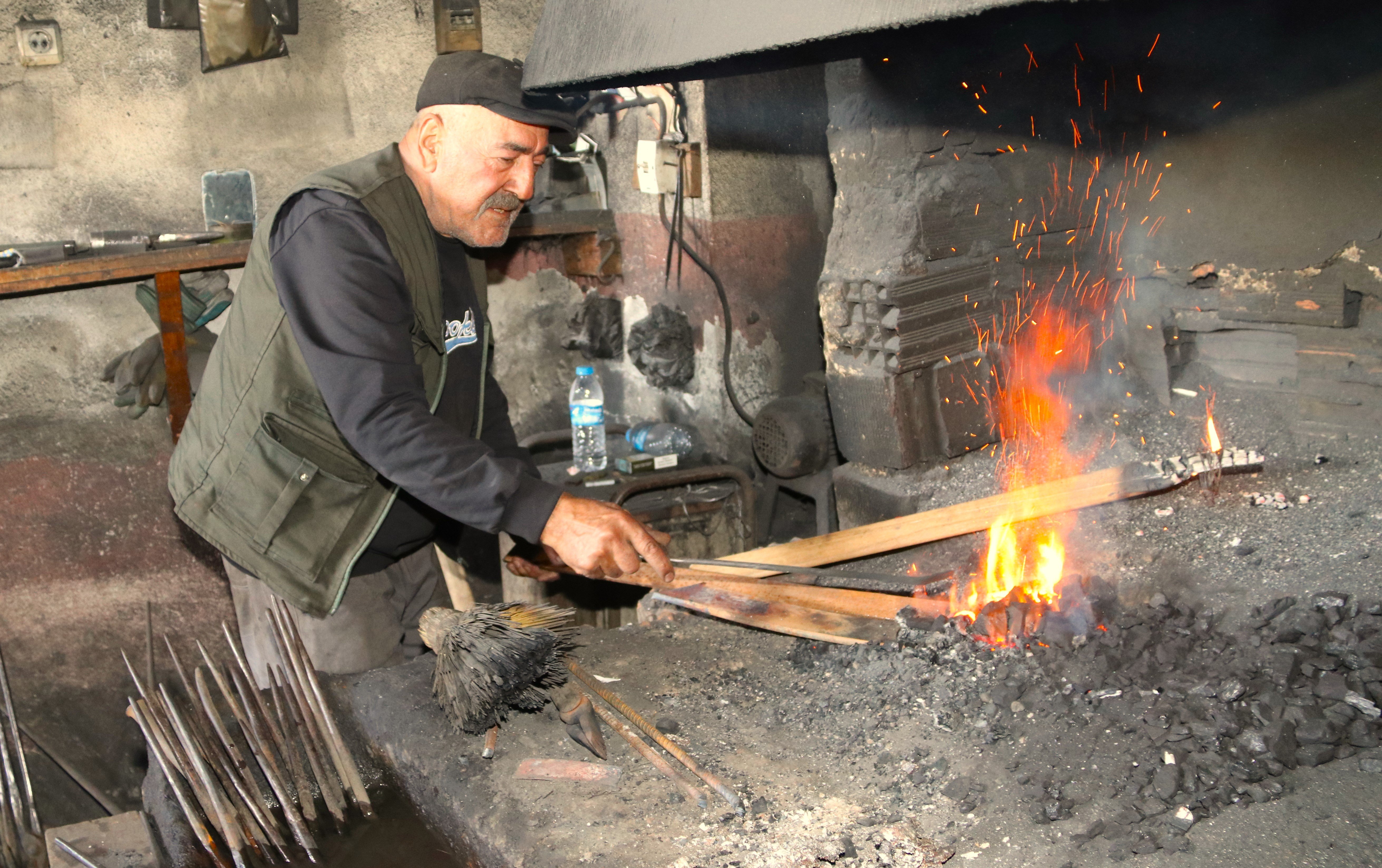 Ateşin başında 61 yıldır demire şekil veriyor