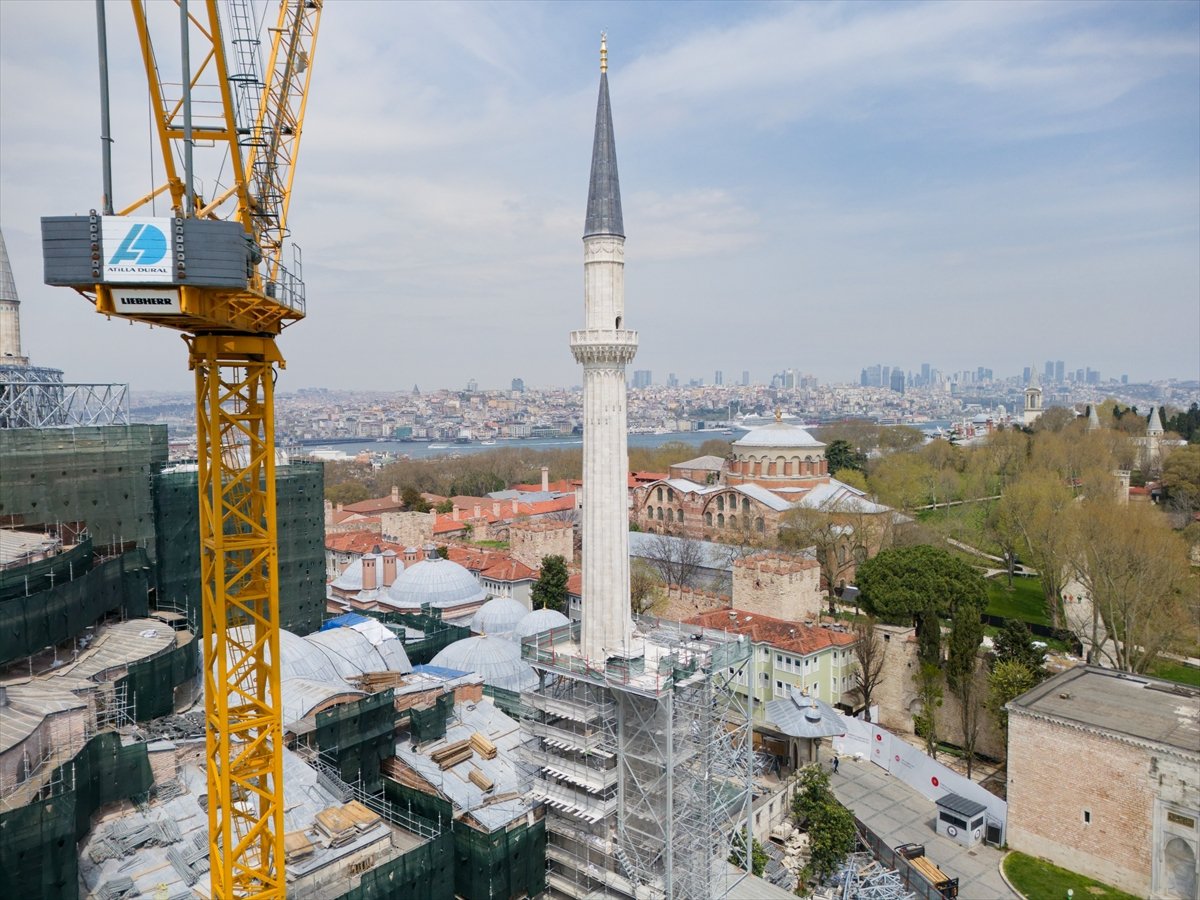 Ayasofya-i Kebir Camii'nin kuzeydoğu minaresinde restorasyon tamamlandı