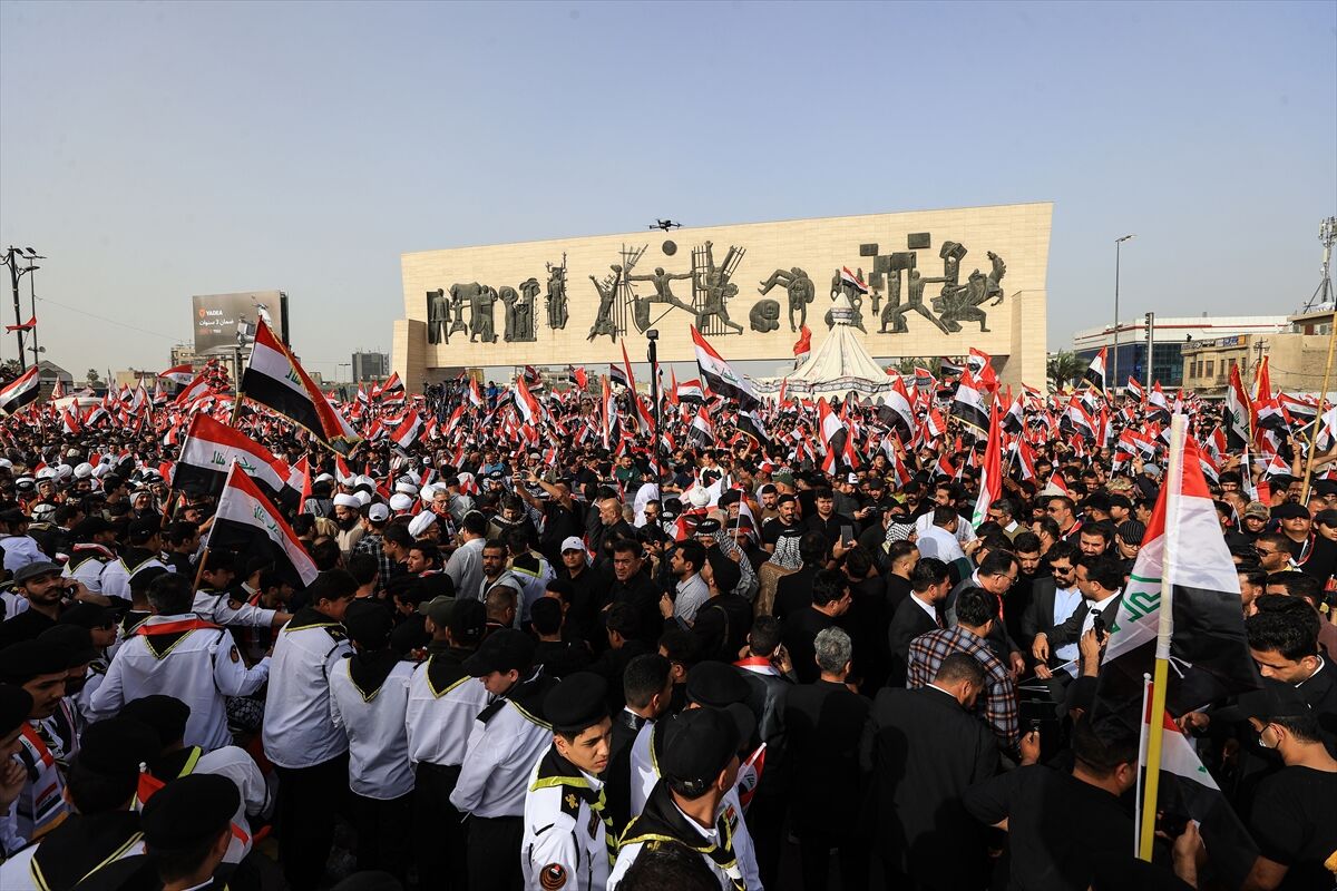 Bağdat'ta binlerce Sadr destekçisinden ABD ve İsrail karşıtı protesto