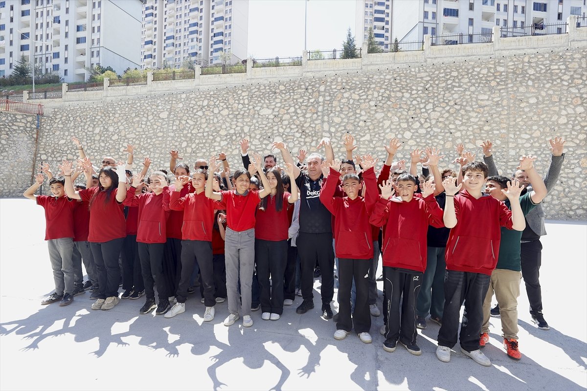 Beşiktaş gönüllüleri, Malatya'da depremzede öğrencilere forma hediye etti
