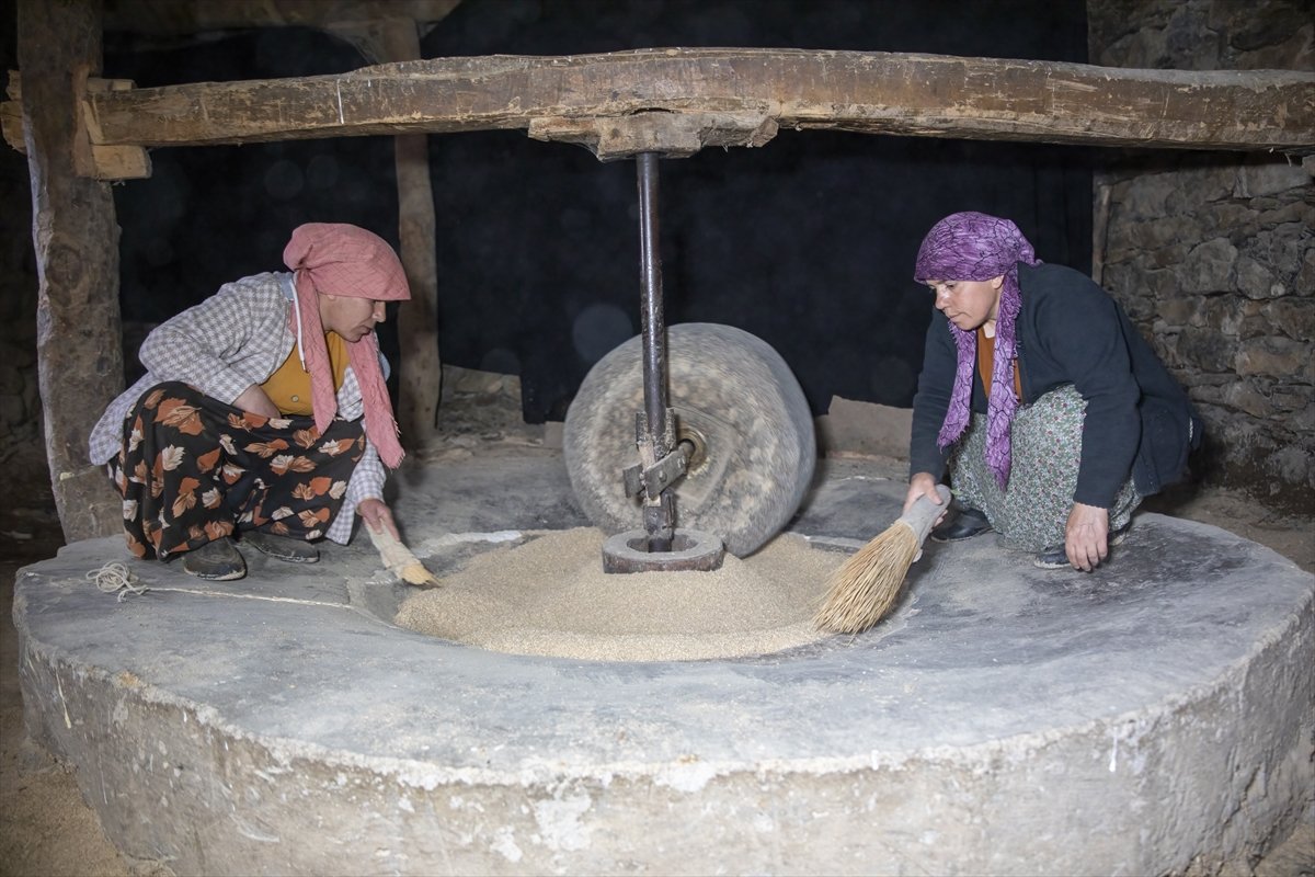 Bitlis'te su değirmeninin çarkı yaklaşık 2 asırdır dönüyor