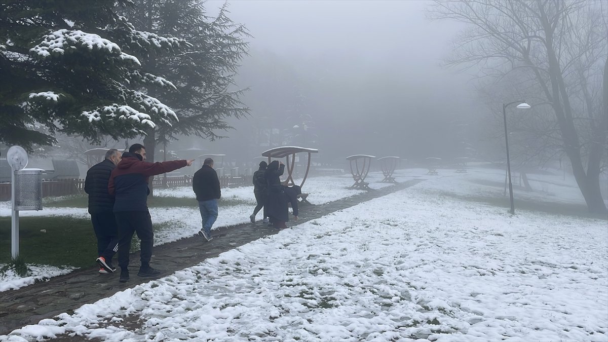 Bolu'nun yüksek kesimlerine kar yağdı