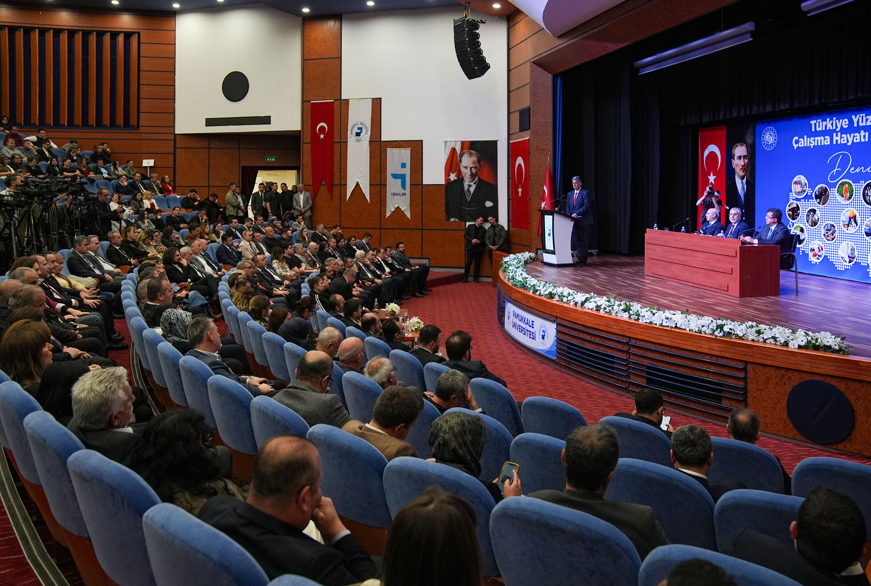 Çalışma ve Sosyal Güvenlik Bakanı Işıkhan, Denizli'de iş insanlarıyla bir araya geldi: