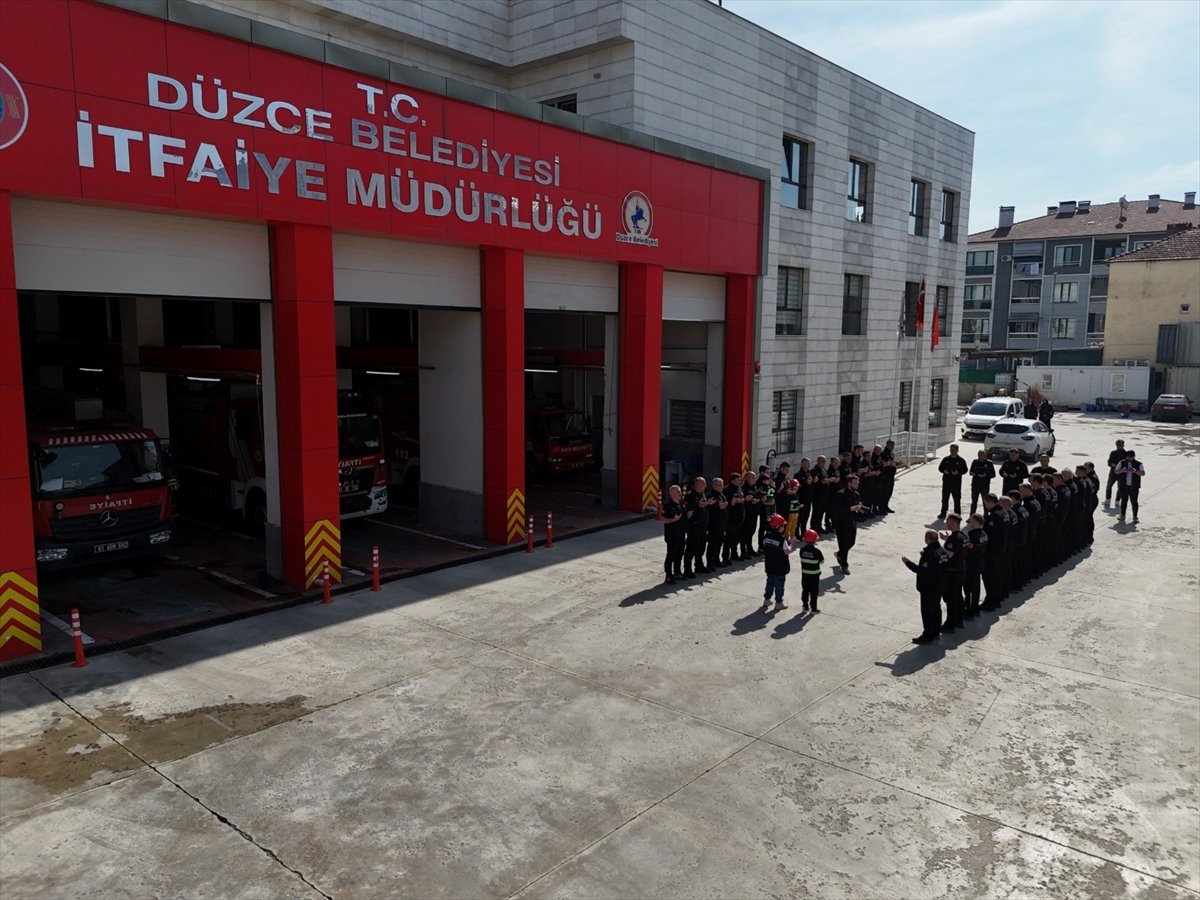 Düzce'de iki kardeşin itfaiyeci olma hayali bir günlüğüne gerçeğe dönüştü