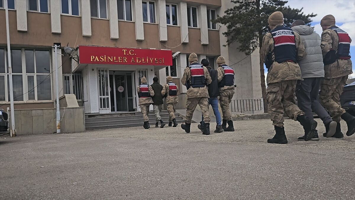 Erzurum'da 54 düzensiz göçmen yakalandı, göçmen kaçakçılığı iddiasıyla 6 zanlı tutuklandı