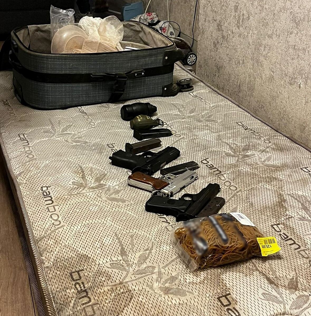 Esenyurt'ta bir eve düzenlenen operasyonda el bombası ve uyuşturucu ele geçirdi