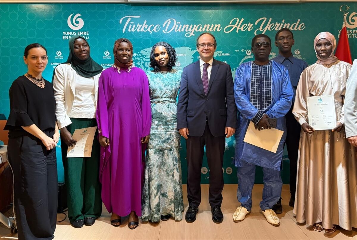 Gambiya'da Türkçe öğrenen kursiyerlere sertifikaları verildi