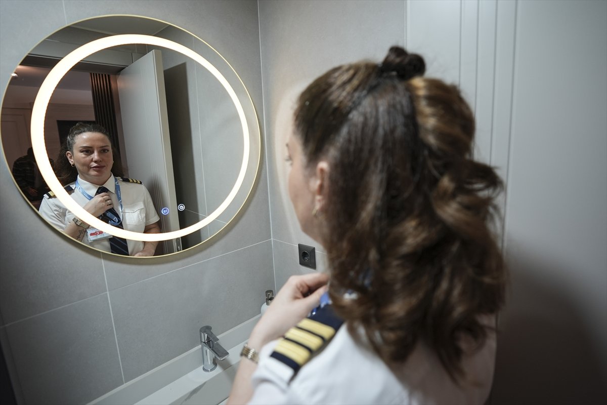 Gökyüzünün 'pilot anneleri' özlemlerine rağmen görevlerini özveriyle yapıyor