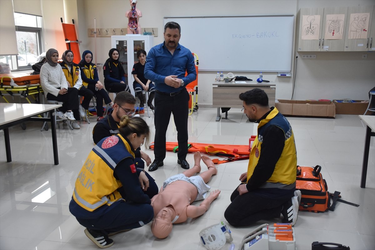 Gümüşhane'de İlk ve Acil Yardım Programı öğrencileri tatbikatlarla sahaya hazırlanıyor