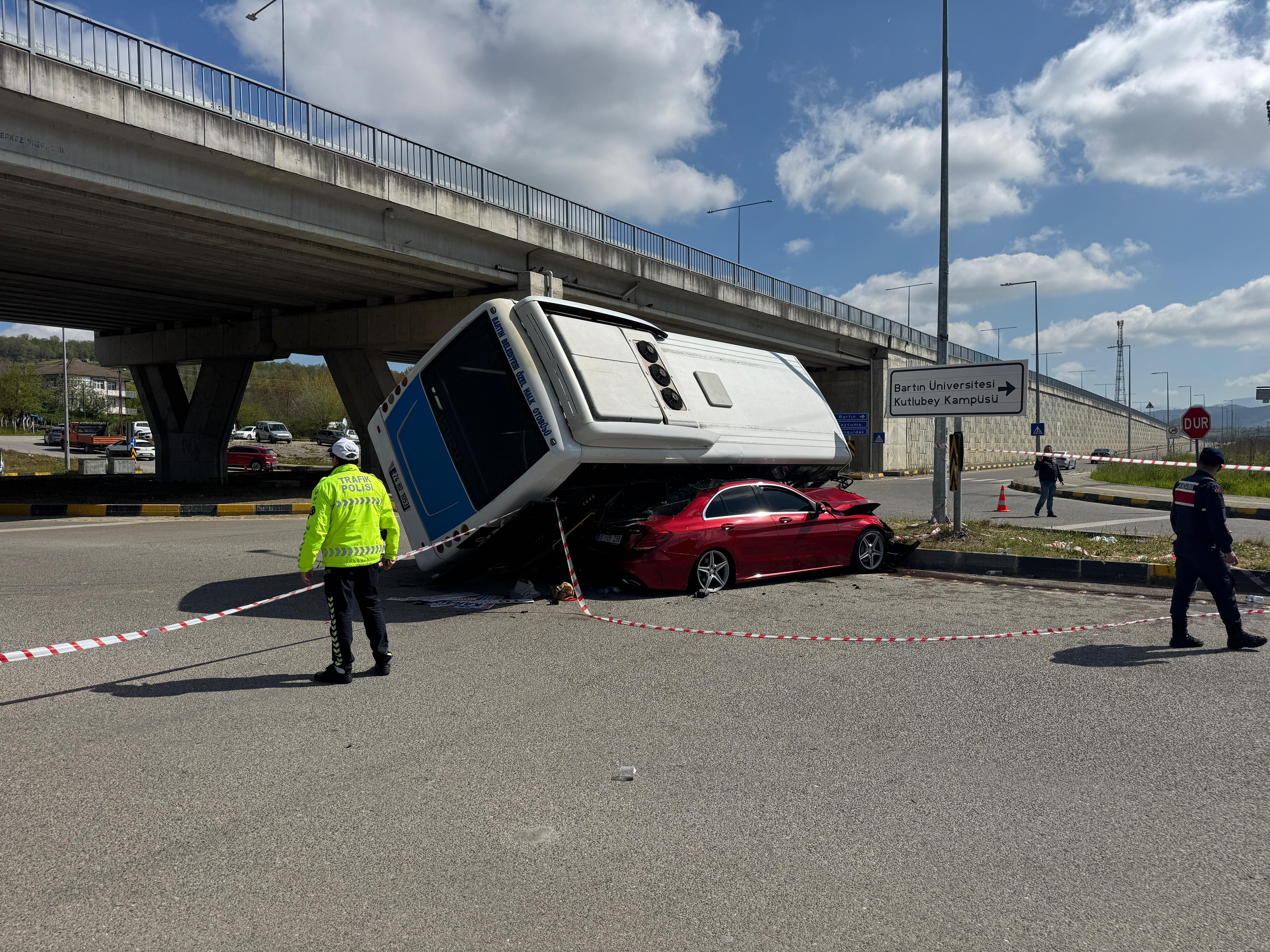 GÜNCELLEME - Bartın'da belediye halk otobüsünün otomobilin üzerine devrildiği kazada 46 kişi hastaneye kaldırıldı