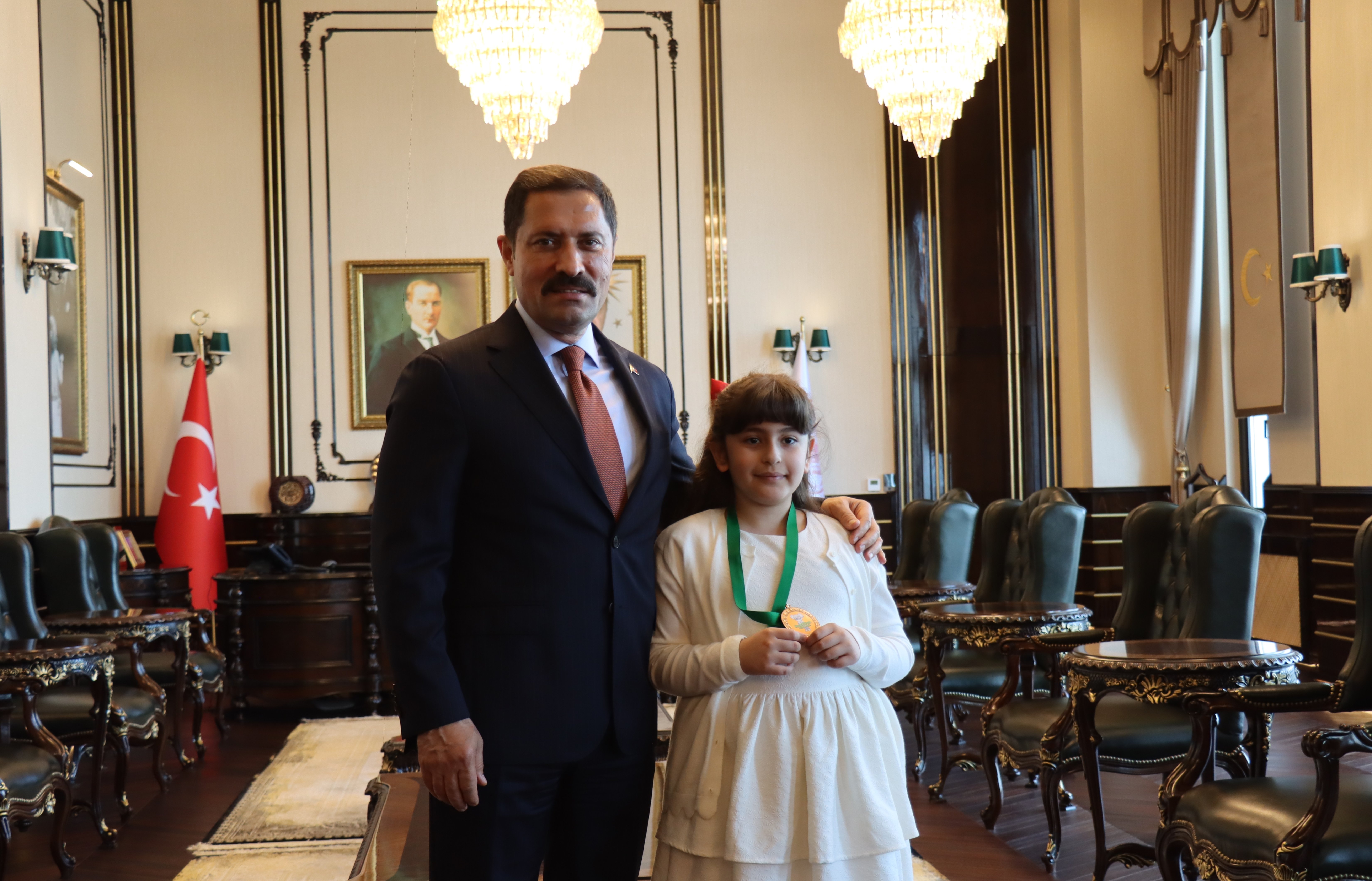 Hatay Valisi Masatlı, Uluslararası İngilizce Olimpiyatı'nda 3'üncü olan şehit kızını ağırladı