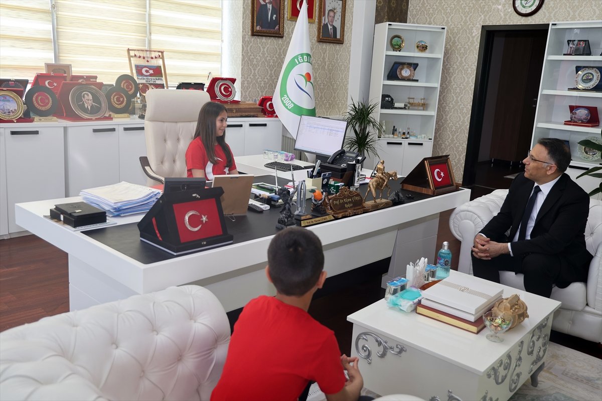 Iğdır Üniversitesinde rektörlük koltuğuna oturan çocuklardan 'Kartal Dansı' performansı