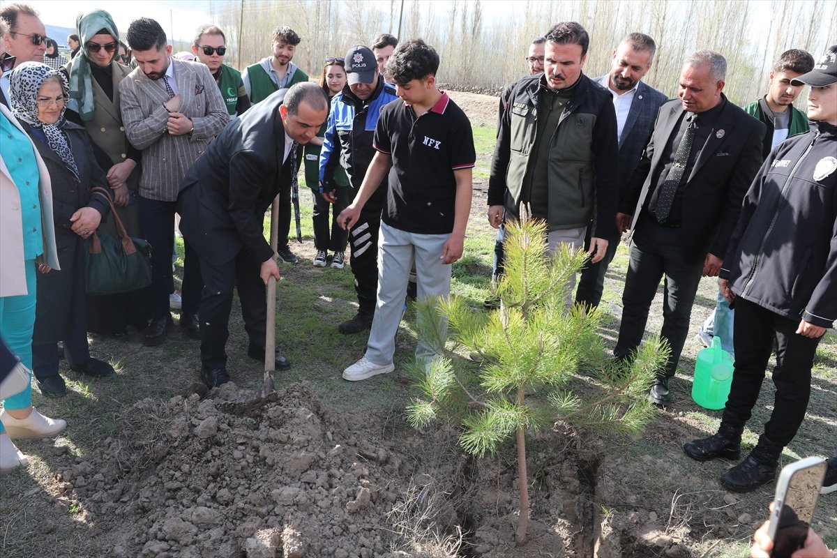 Iğdır Valisi Taşolar, kendisine CİMER'den ulaşan öğrenciyle fidan dikti