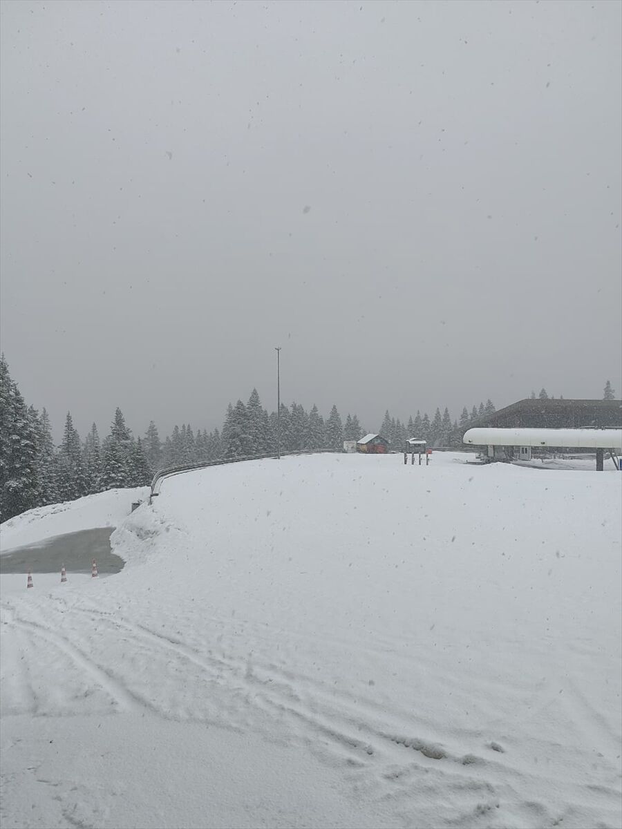 Ilgaz Dağı'nda kar yağışı etkili oluyor