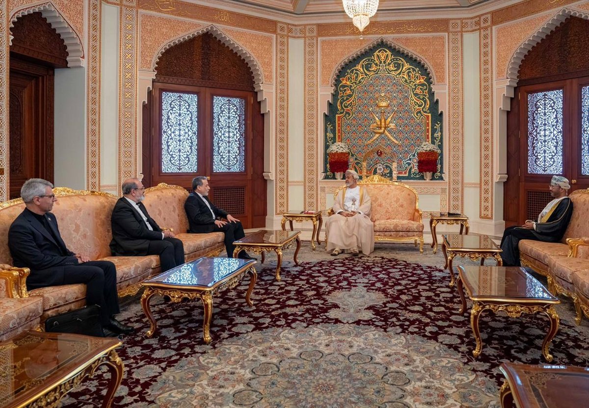 İran Dışişleri Bakanı Erakçi, Maskat'ta Umman Sultanı Bin Tarık ile bir araya geldi