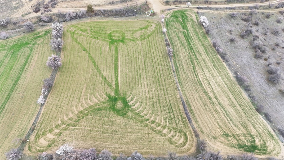 Isparta'da ekim yapılan tarlalarda oluşan desenler havadan görüntülendi