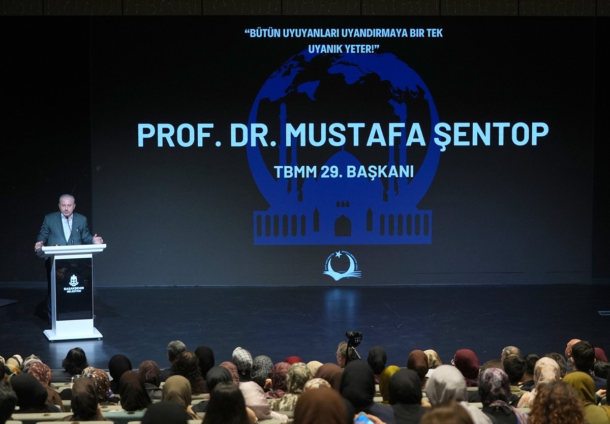 İstanbul'da lise öğrencilerince düzenlenen 'Alem-i İslam Çalıştayı' başladı