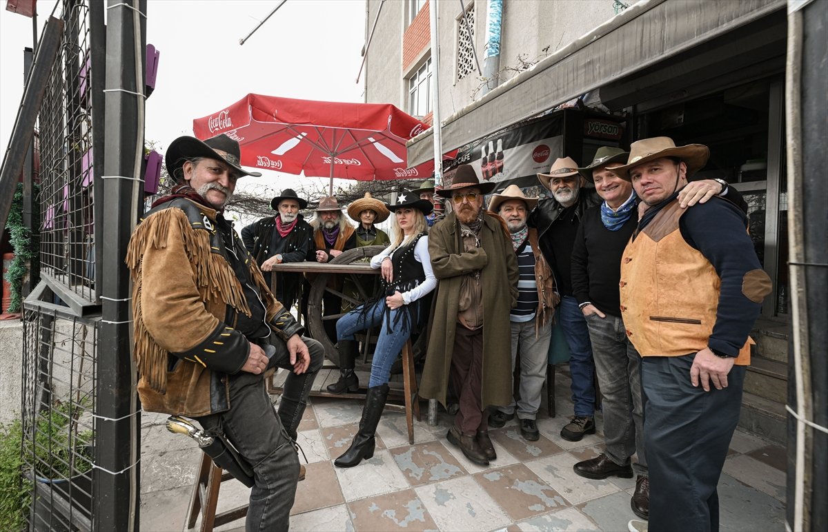 İstanbul'da western hayranlarını buluşturan 'Kovboy Kahvehanesi'