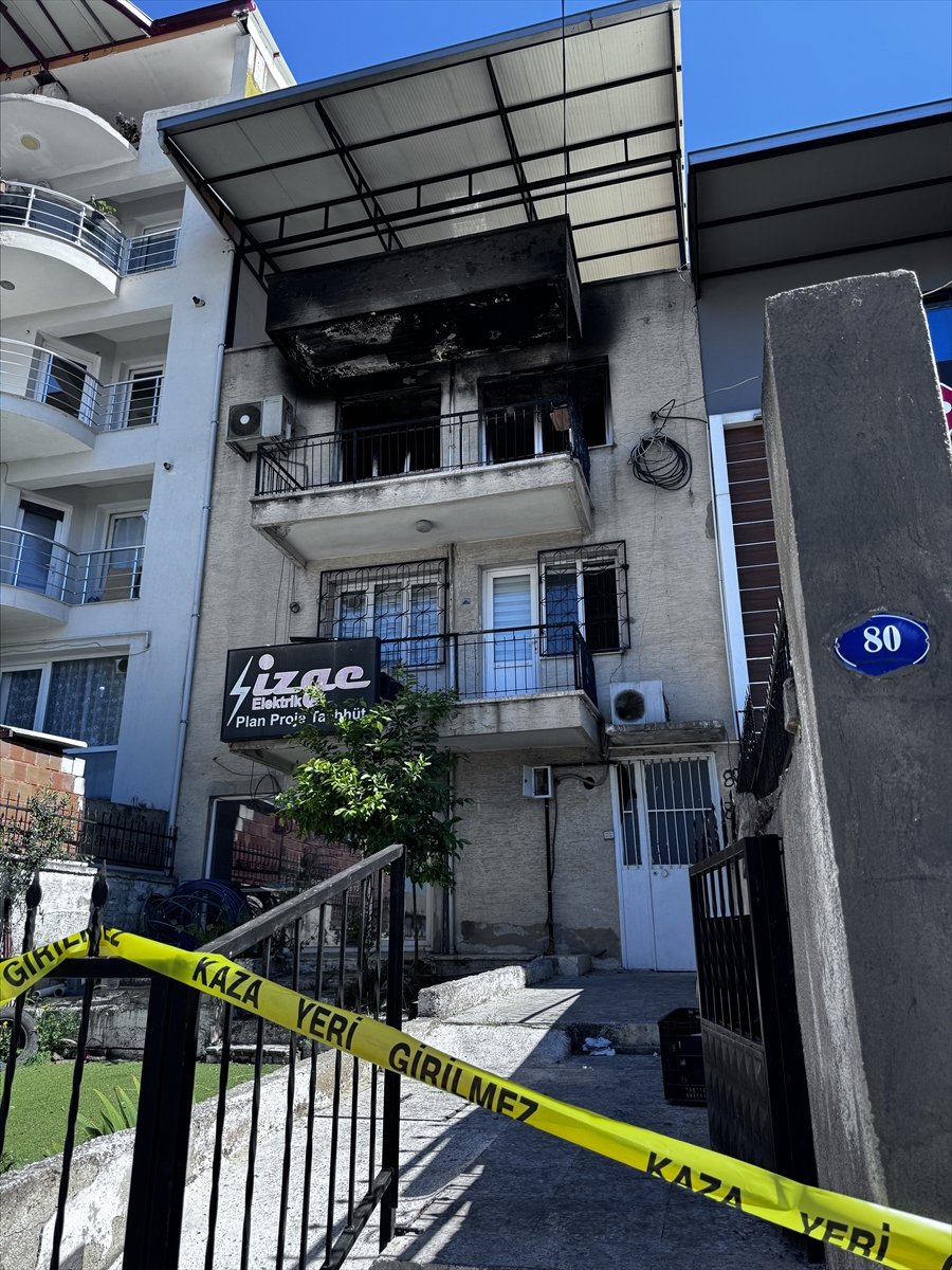 İzmir'de çıkan yangında yaşlı adam öldü, oğlu ağır yaralandı