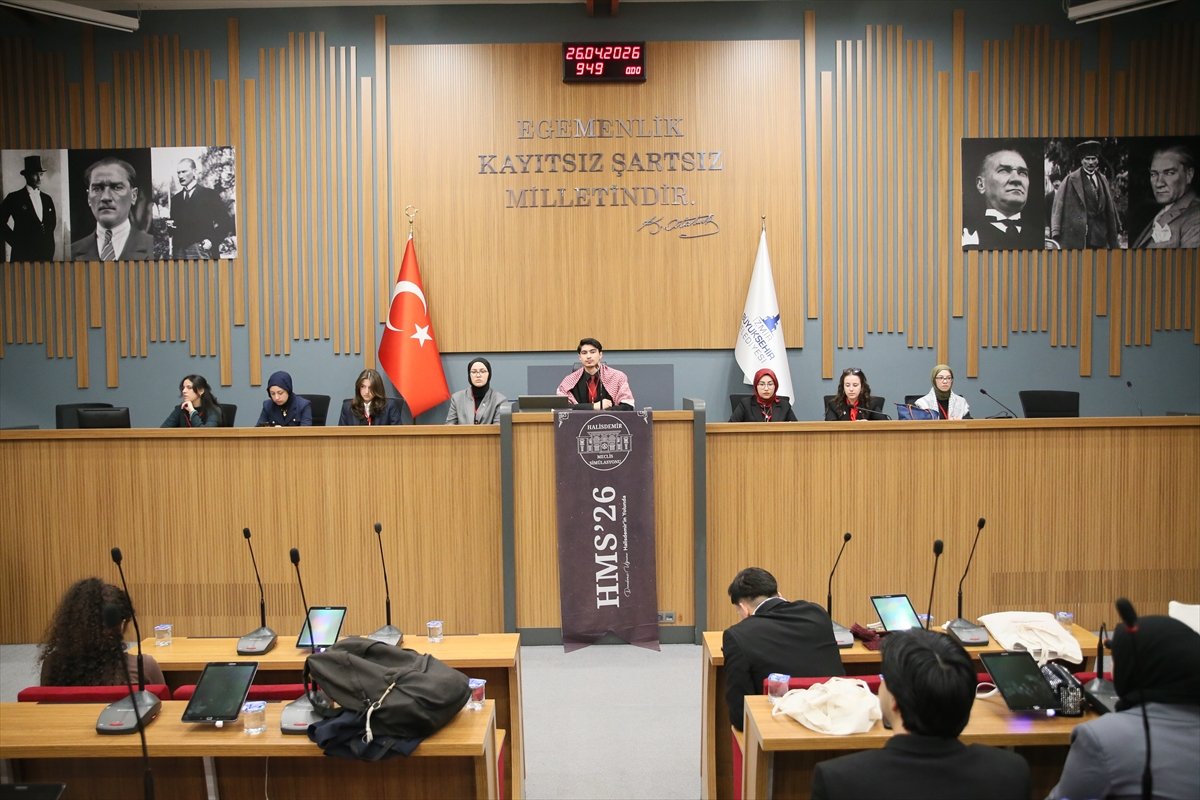 İzmir'de lise öğrencileri meclis deneyimi yaşadı