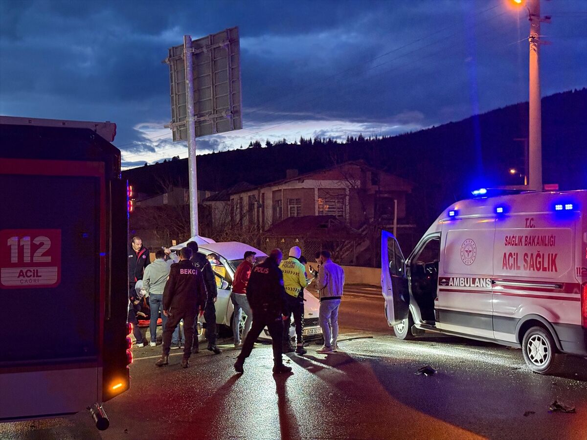 Kahramanmaraş'ta iki otomobilin çarpıştığı kazada 4 kişi yaralandı