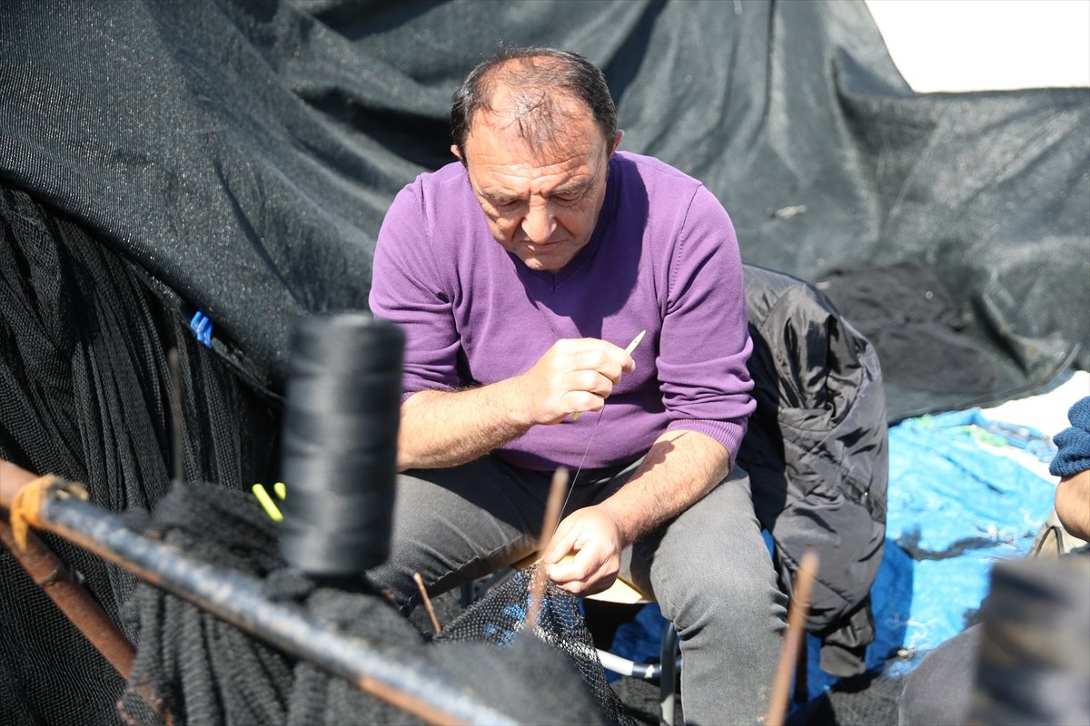 Karadenizli balıkçılar ağ bakımı mesaisine başladı