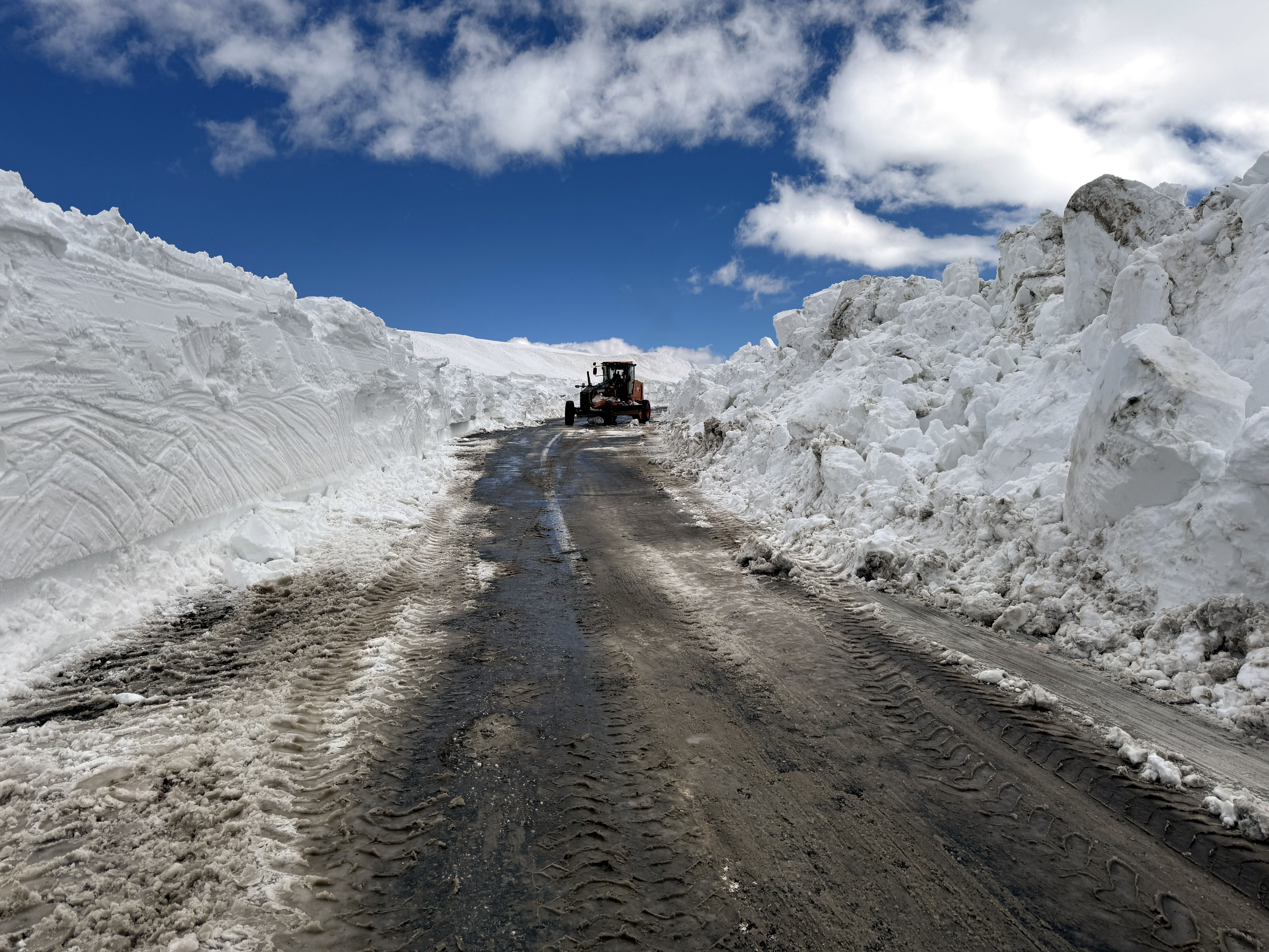 Kardan kapanan Ardahan-Ardanuç kara yolu yaklaşık 4 ay sonra ulaşıma açılıyor