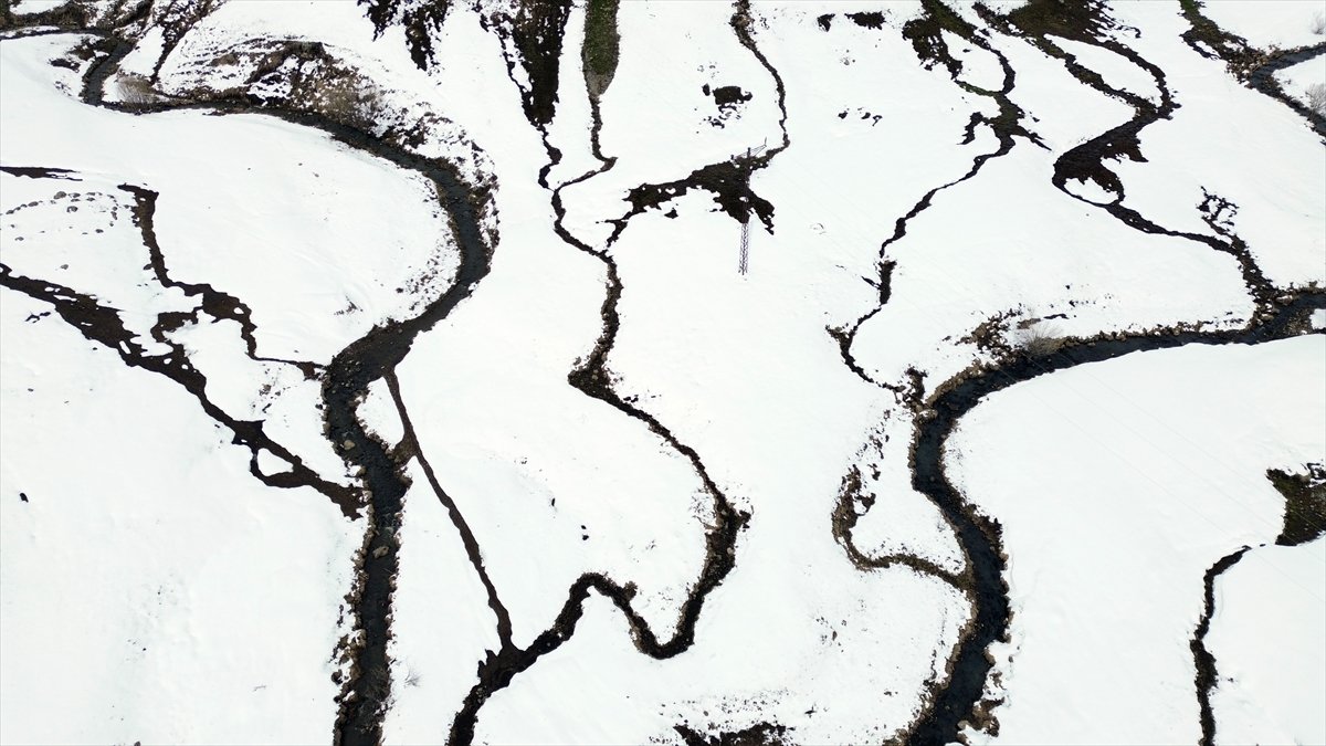 Karların erimeye başladığı Sarıkamış'ın doğası havadan görüntülendi