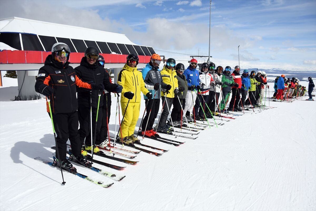 Kars'ta kayak ve snowboard kursları tamamlandı