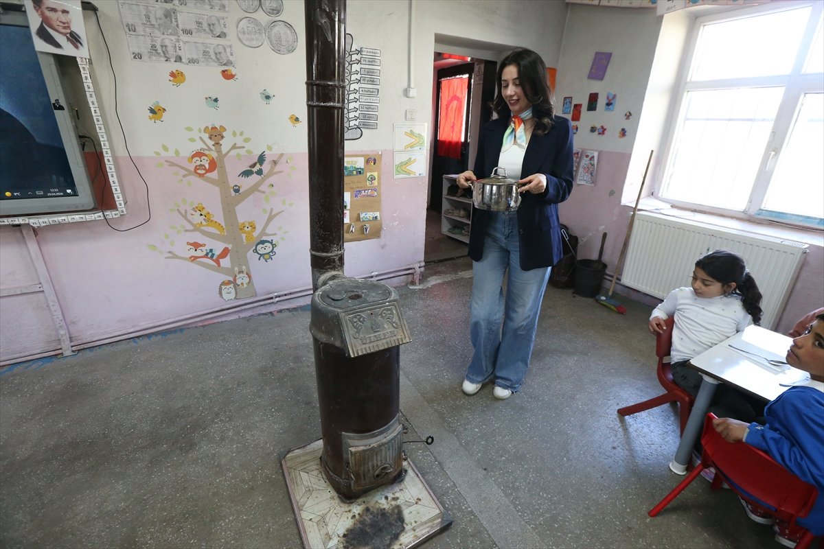 Kars'ta köy öğretmeni öğrencilerinin gönlüne dokunmak için 4 yıldır sofra kuruyor