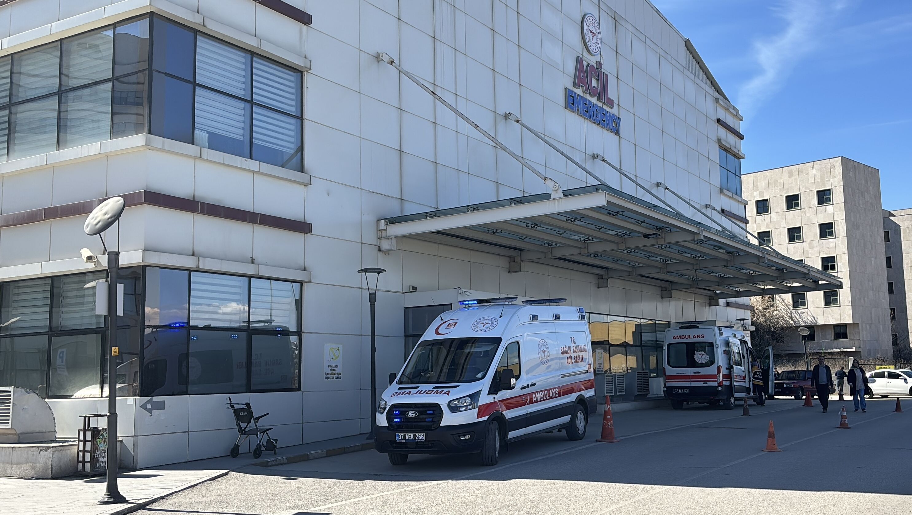 Kastamonu'da otomobilin çarptığı 2 lise öğrencisi yaralandı