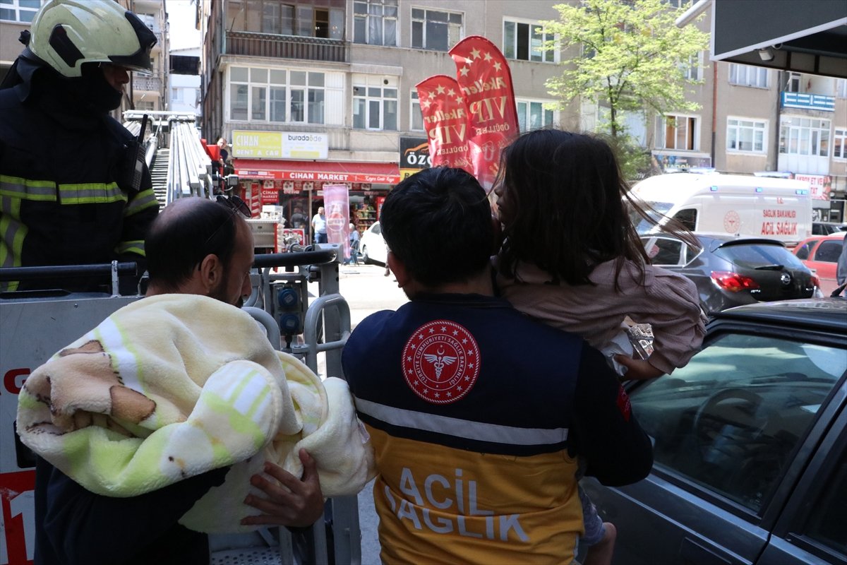 Kayseri'de apartmanda çıkan yangında dumandan etkilenen 5 kişi hastaneye kaldırıldı