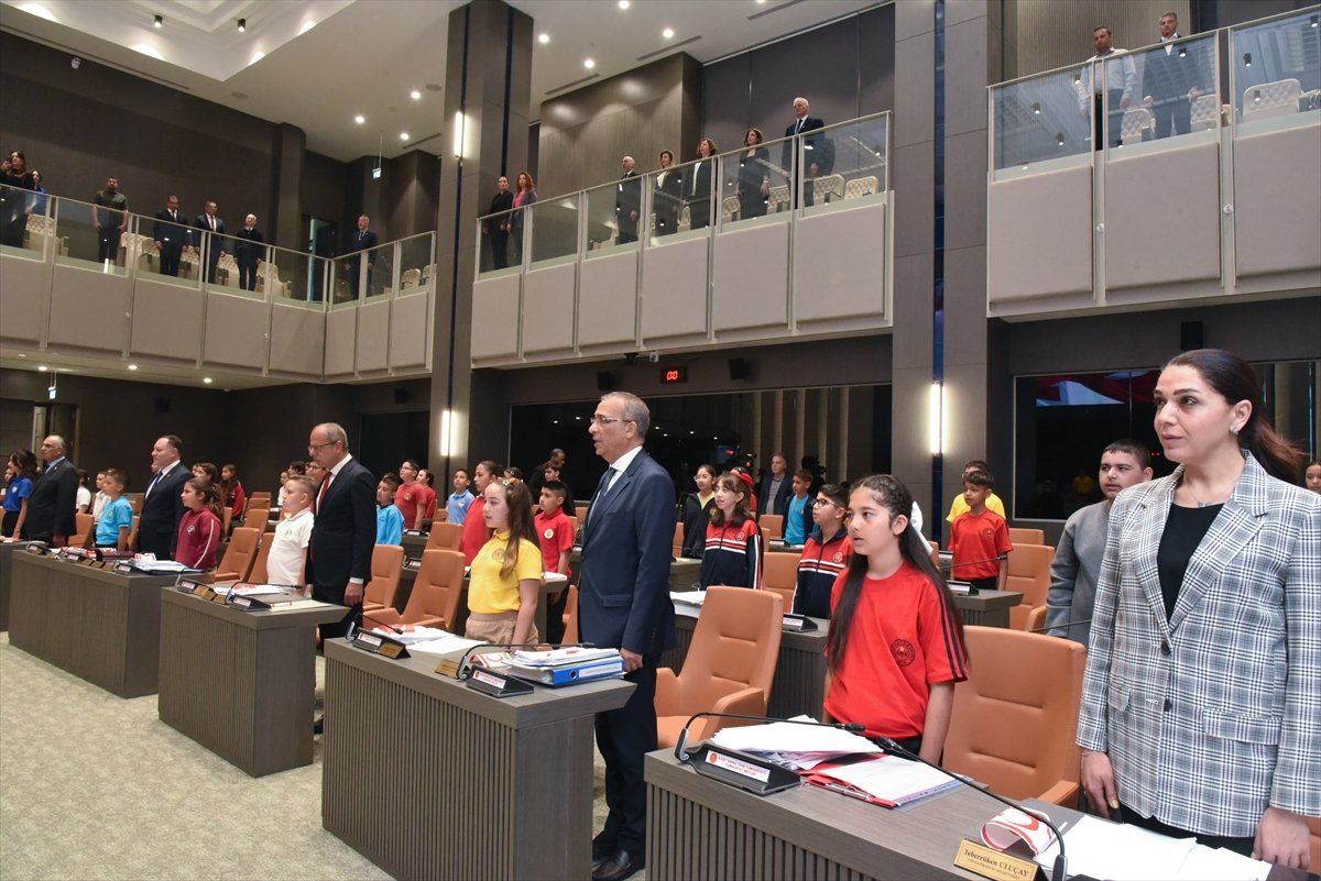 KKTC'de 23 Nisan dolayısıyla meclis koltuklarına çocuklar oturdu