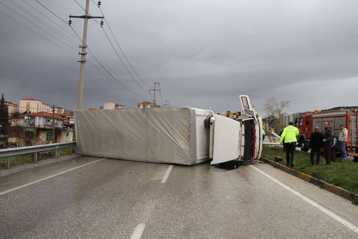 Manisa'da kamyonun devrilmesi sonucu sürücünün yaralandığı kaza anı güvenlik kamerasında