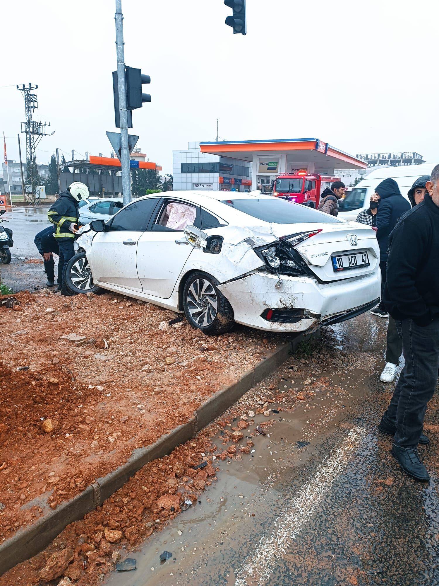 Mardin'de kamyonla otomobilin çarpıştığı kazada 2 kişi yaralandı