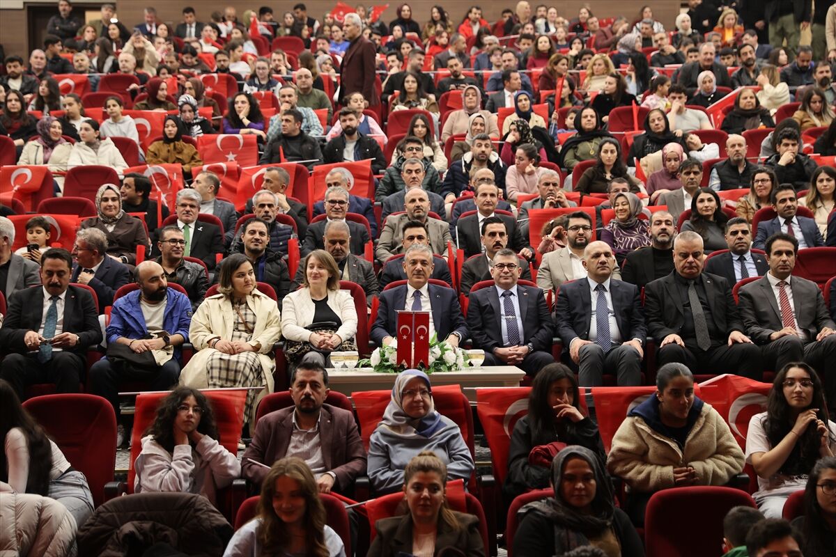 Mardin'de müzikal tiyatro 'Kim Var?' sahnelendi