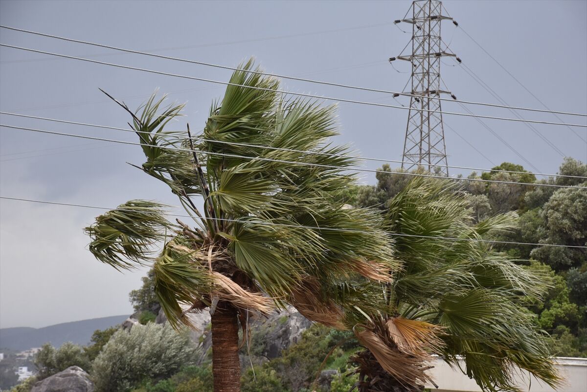Muğla'da fırtına ve sağanak etkili oluyor