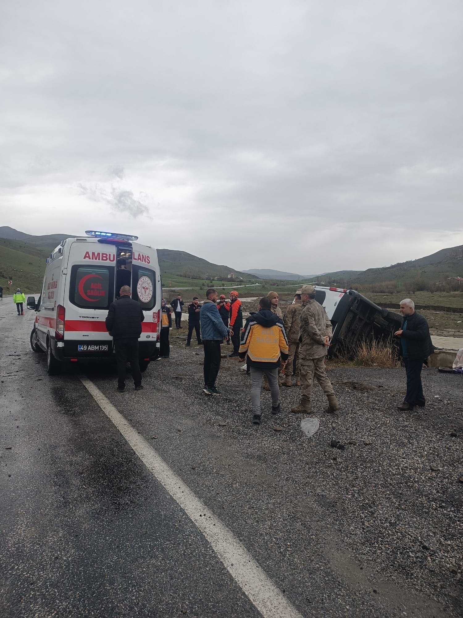 Muş'ta minibüsün devrilmesi sonucu 16 kişi yaralandı