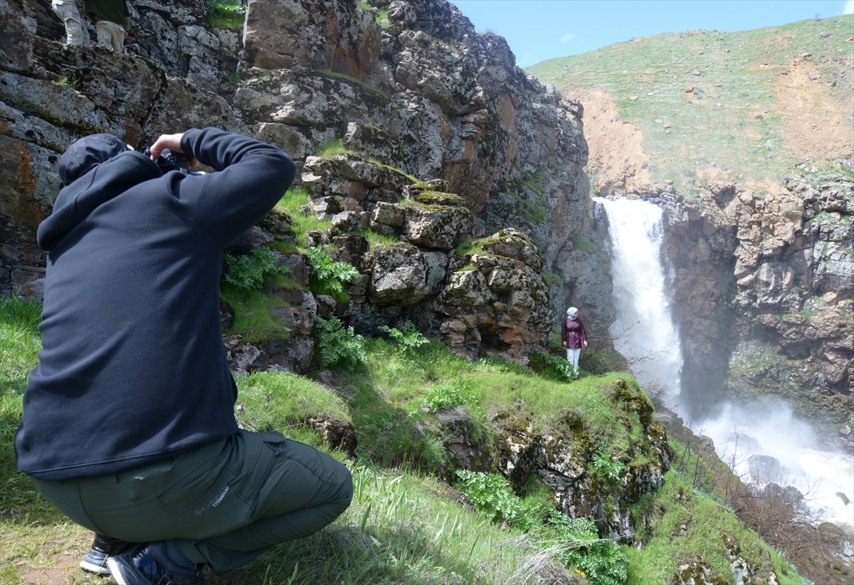 Muş'ta üniversite öğrencileri fotoğraf kursunda öğrendiklerini doğada pekiştiriyor