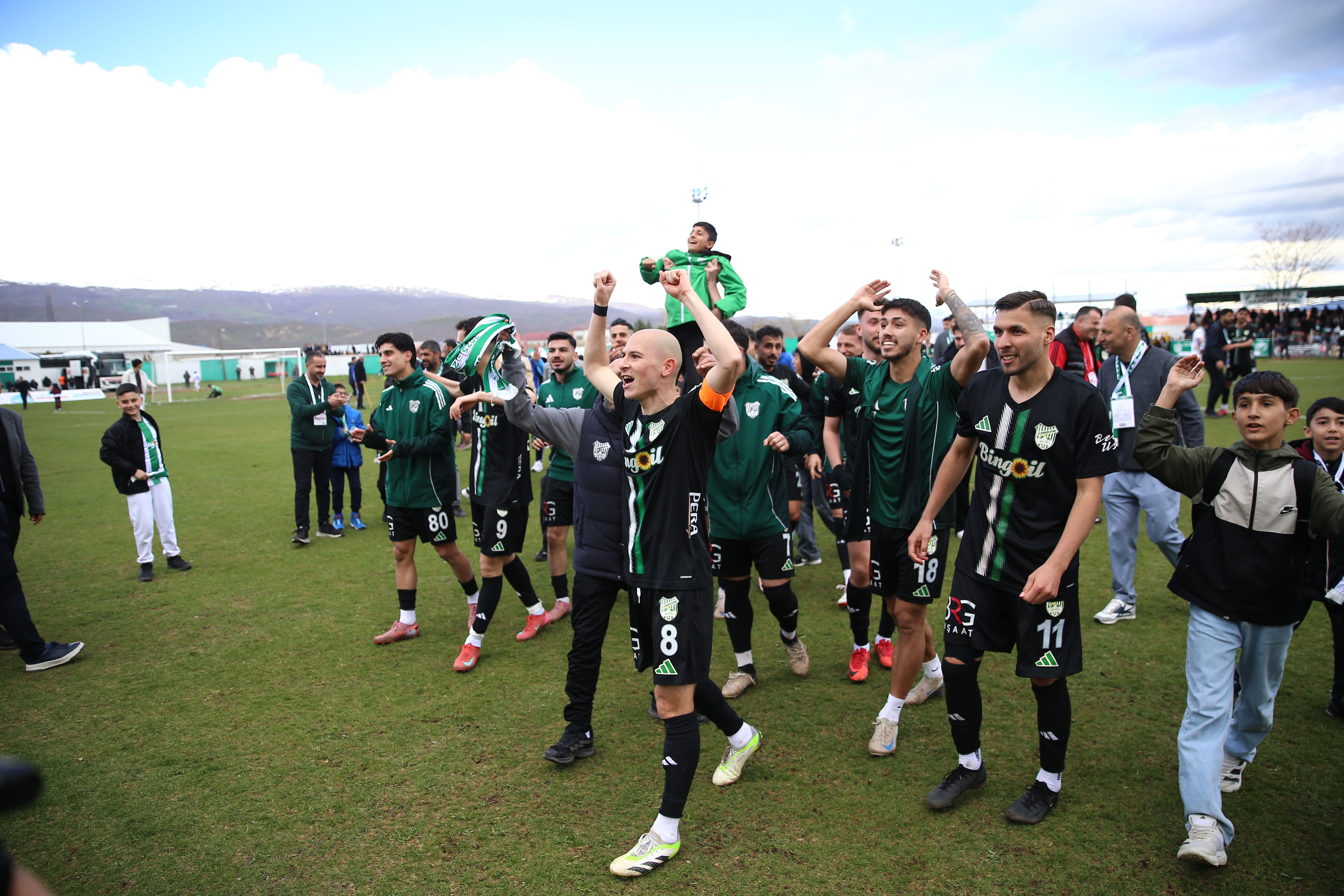 Nesine 2. Lig'e yükselmeyi garantileyen 12 Bingölspor'da şampiyonluk sevinci
