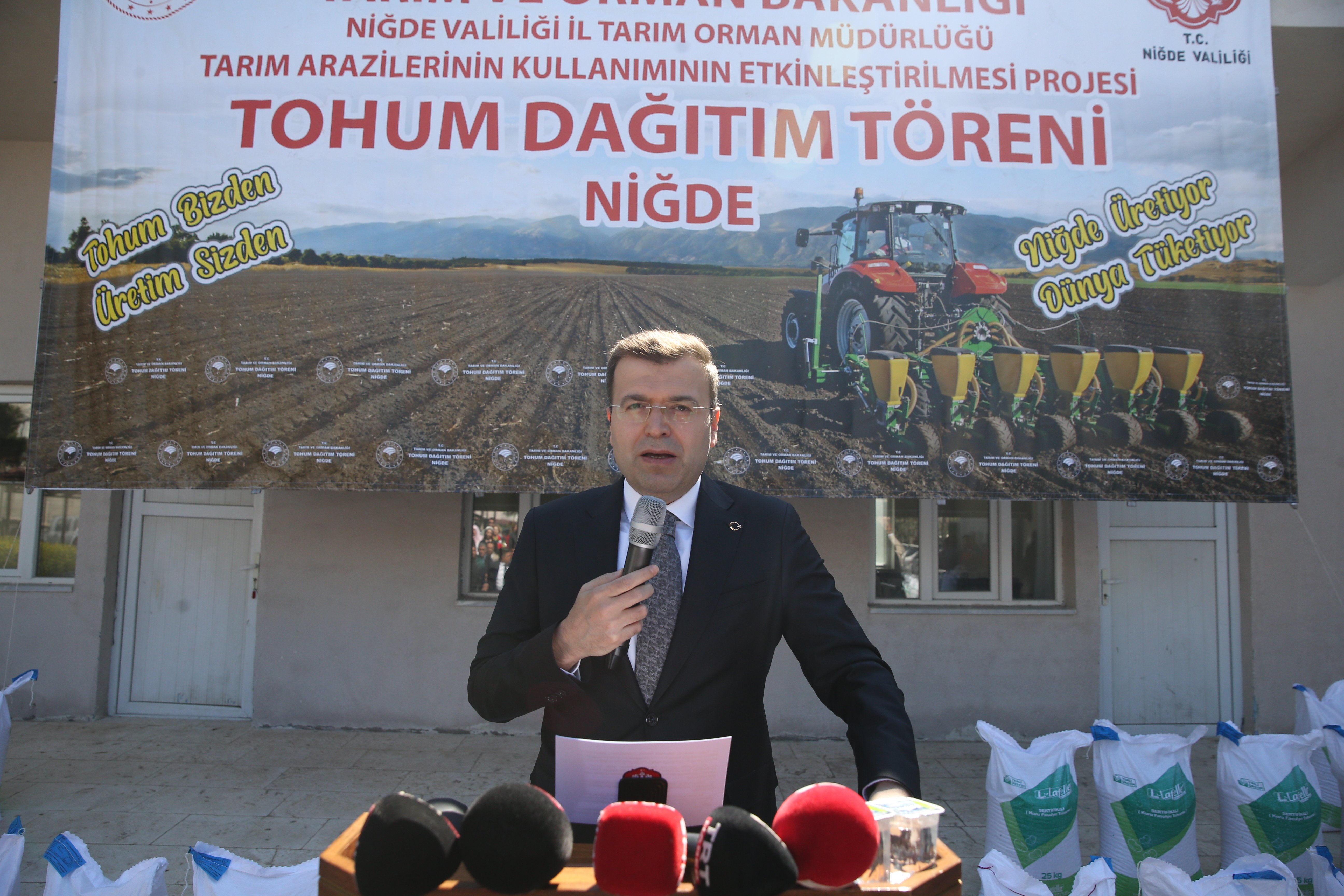 Niğde'de çiftçilere nohut ve kuru fasulye tohumu ile çilek fidesi dağıtıldı