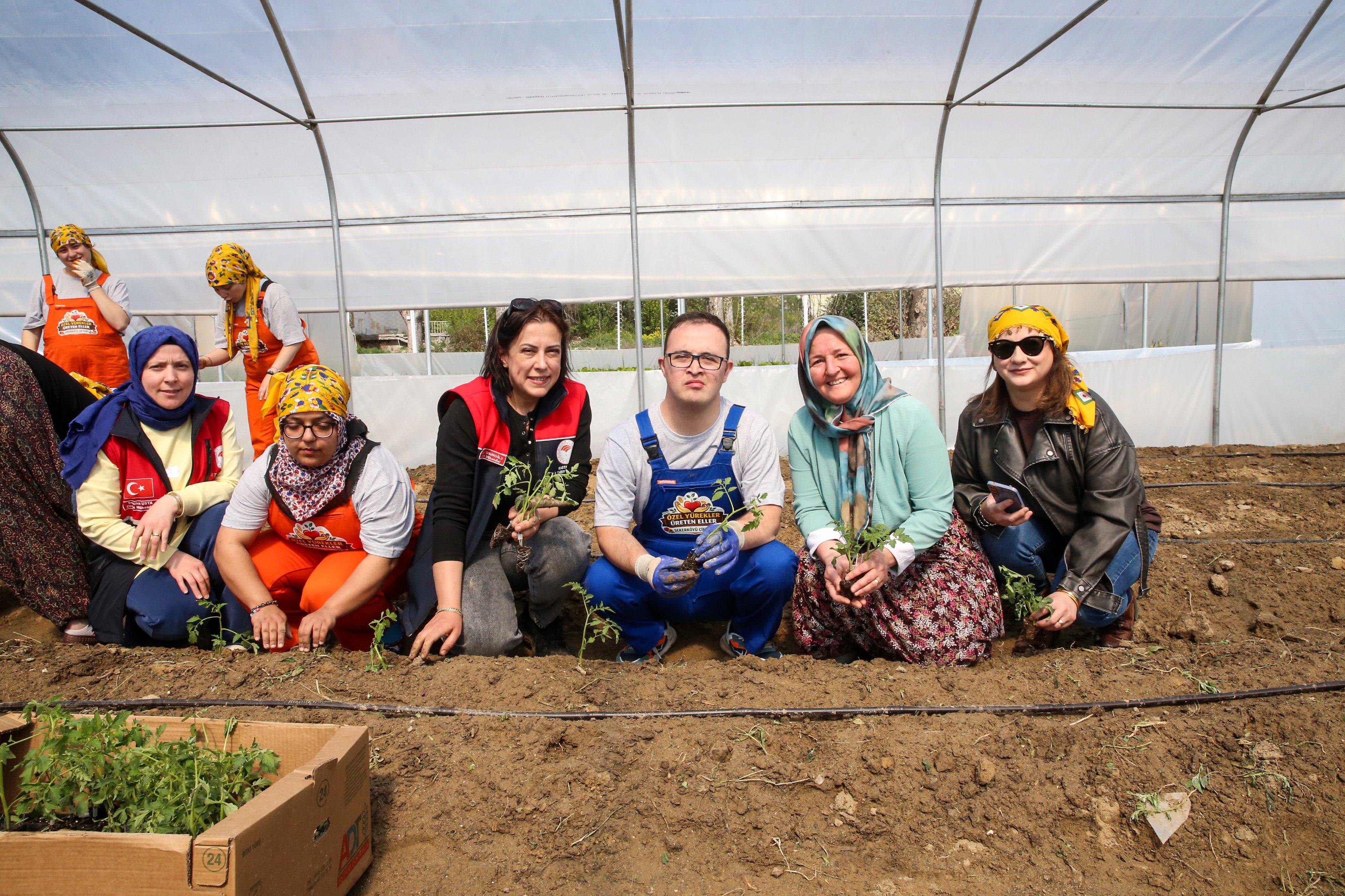 Özel gereksinimli bireyler toprakla uğraşarak rehabilite oluyor