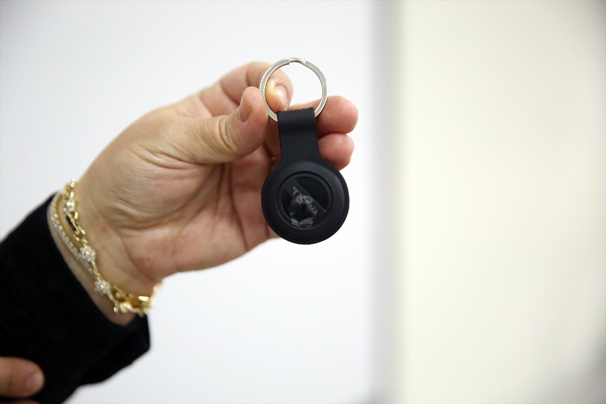 Özel gereksinimli bireylerin güvenliğini artırmak için ailelere akıllı takip cihazı desteği