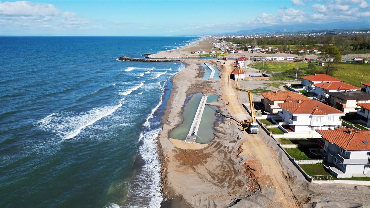 Sakarya'nın Karasu kıyısındaki erozyona sahil koruma duvarıyla önlem alınıyor