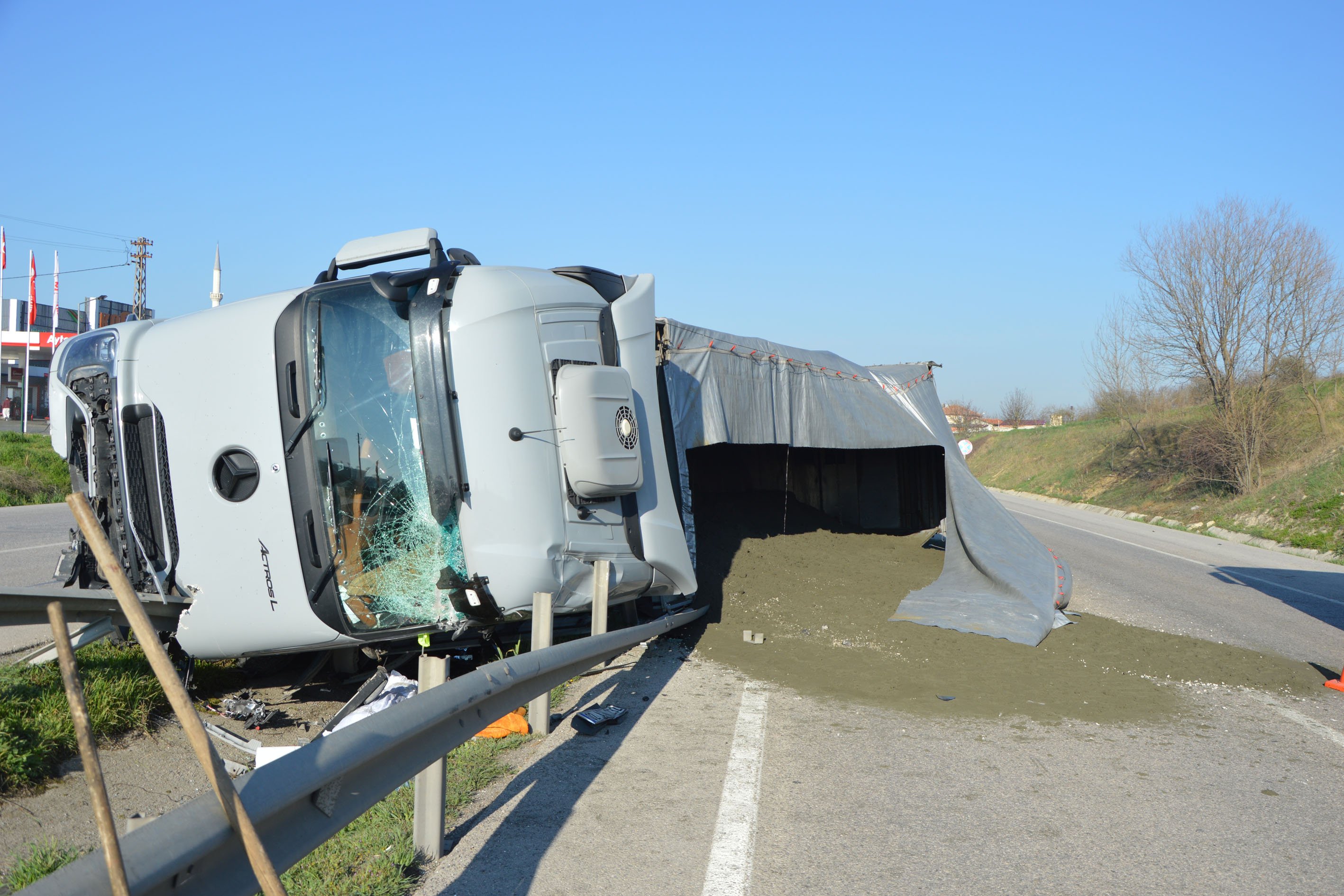 Samsun'da devrilen tırın sürücüsü yaralandı